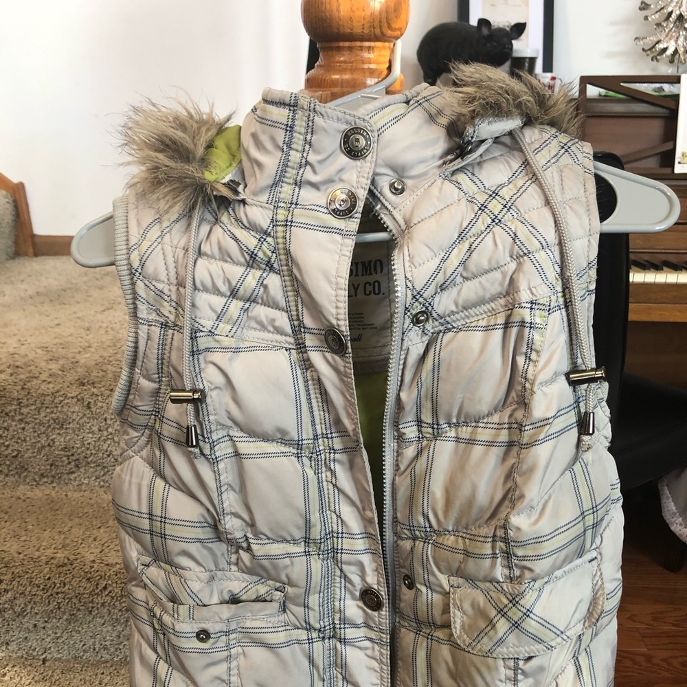 Winter vest with removable hood